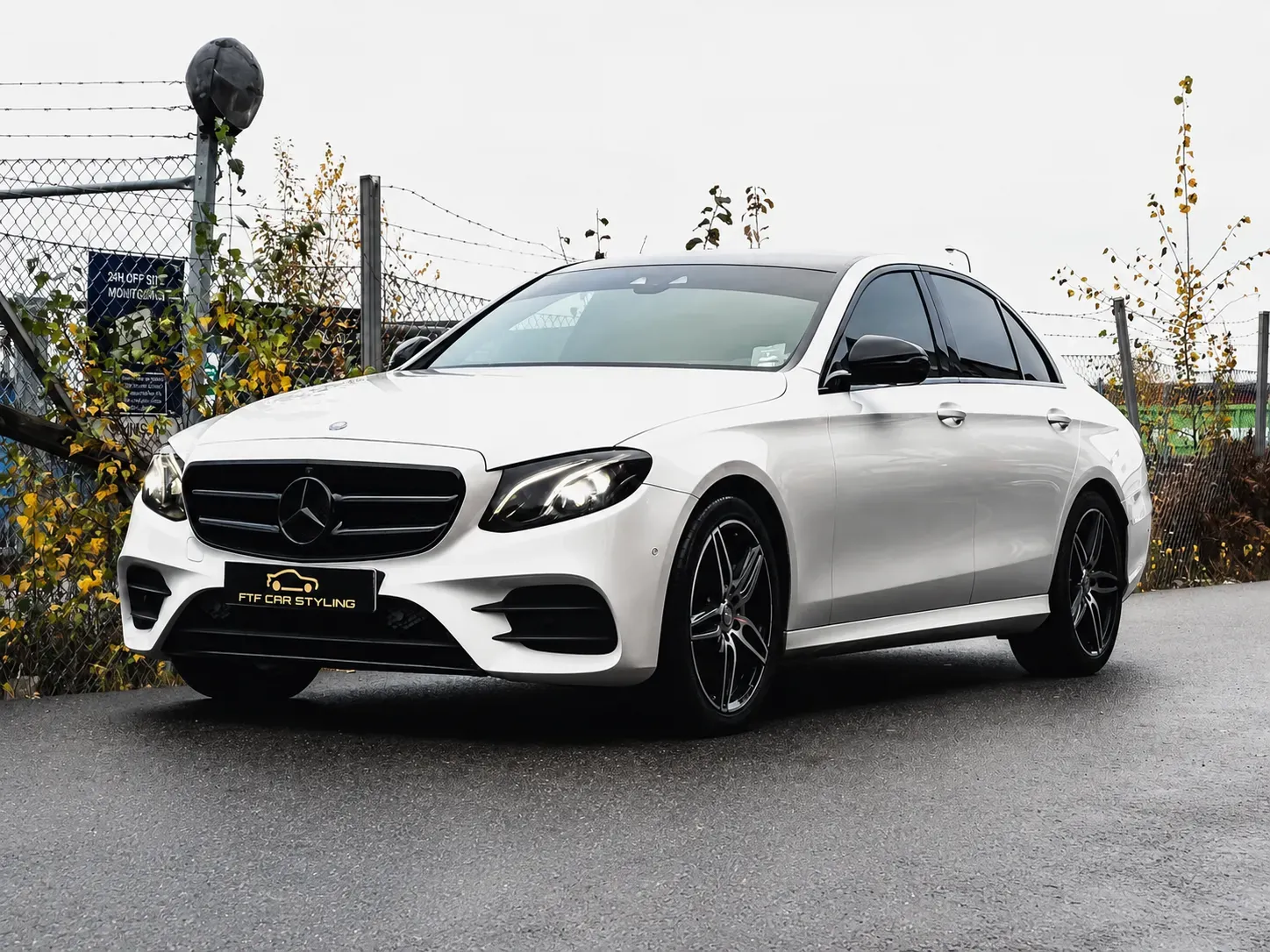 Vit Mercedes sedan med tonade rutor och solfilm i Stockholm